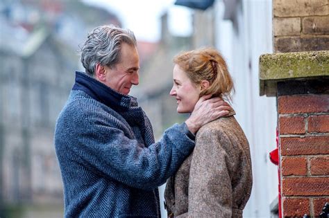 Phantom Thread - A Gothic Romance of Obsessive Love and Exquisite Couture!